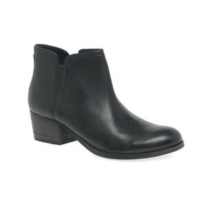 Clarks- women’s Maypearl Ramie Boots Black Leather heeled Ankle Boots size 8.5
